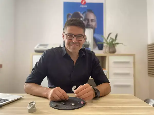 Hörakustiker berät im Fachgeschäft zu modernen Hörgeräten und Hörakustik-Lösungen.